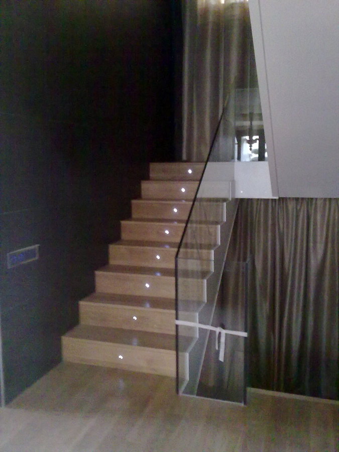 Revestimiento de escalera con madera maciza