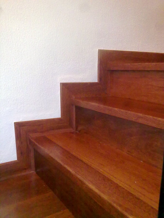 Revestimiento de escalera con tarima imitacion a la madera