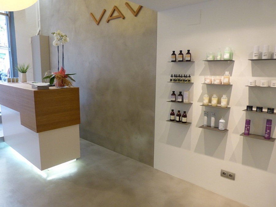 revestimientos cementosos en suelos y paredes de comercial 