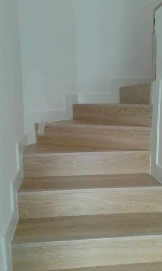 REVESTIMIENTO DE ESCALERAS LAMINADA CON RODAPIÉ BLANCO