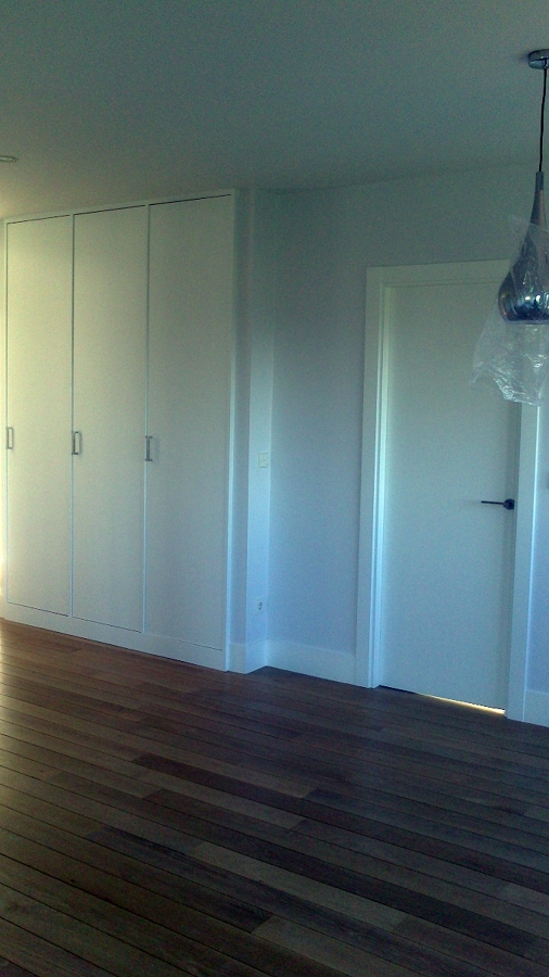 roble y lacados en blanco