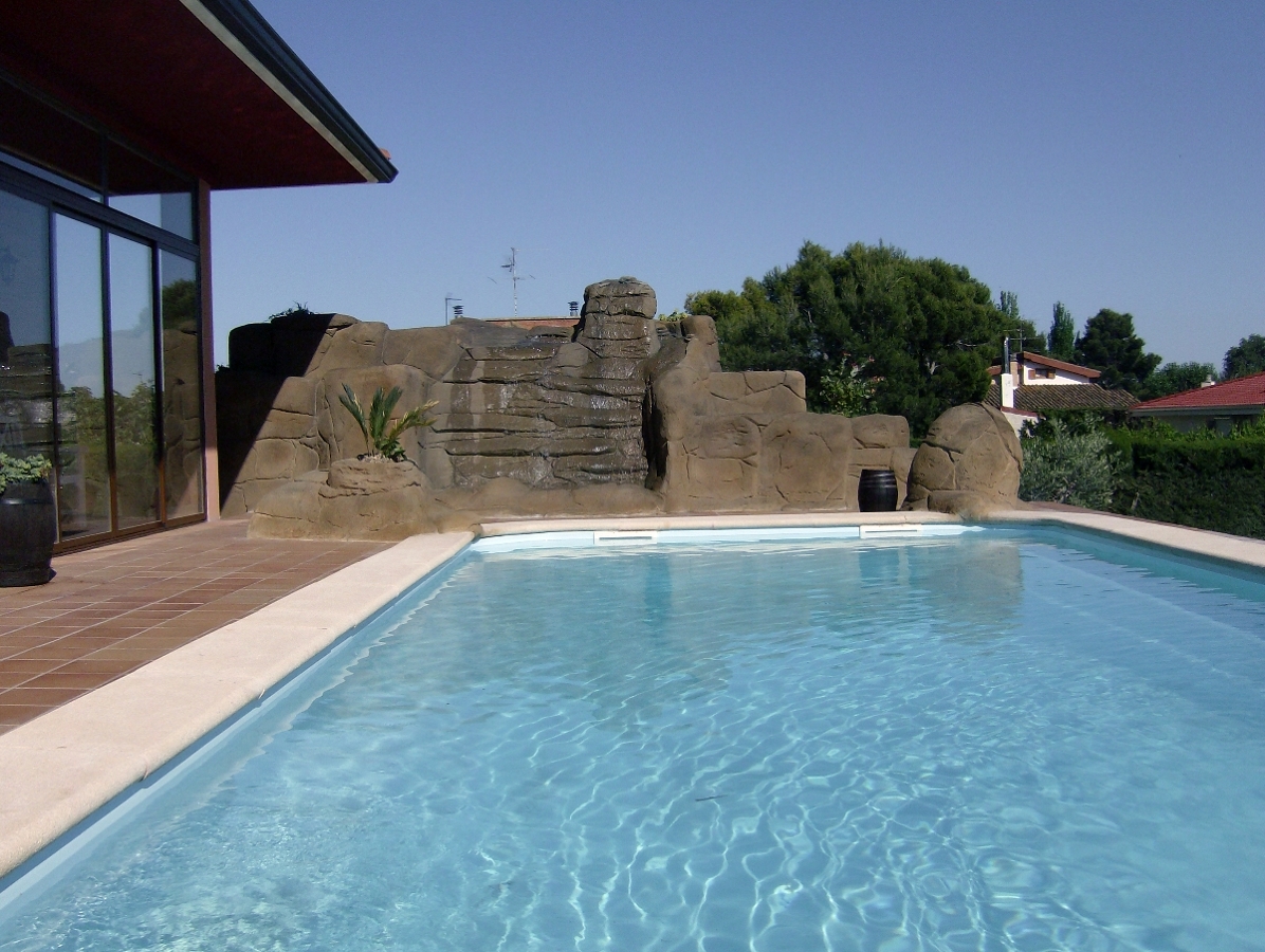 ROCA CON CATARATA EN PISCINA
