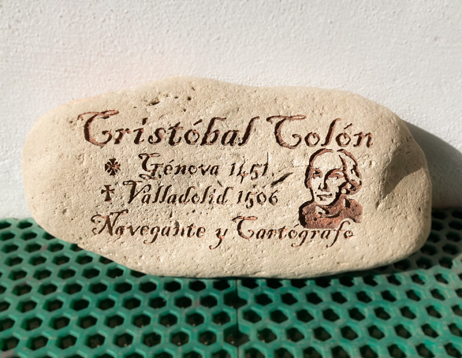 Roca con inscripción y dibujo grabados.