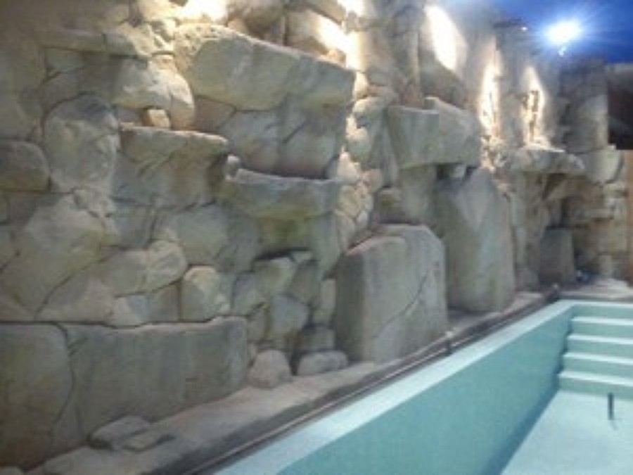 Rocas decorativas en piscina