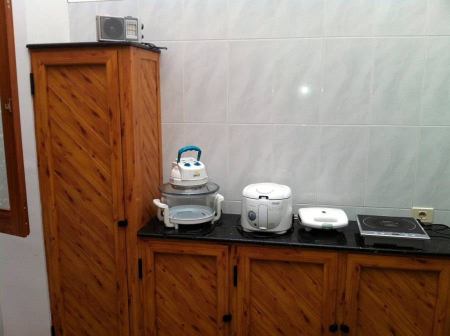 ROPERILLOS DE COCINA EN PATIO PINO NUDO