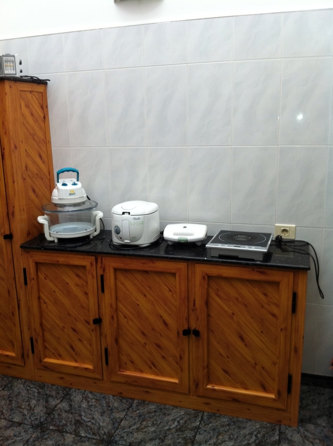 ROPERILLOS DE COCINA EN PATIO PINO NUDO