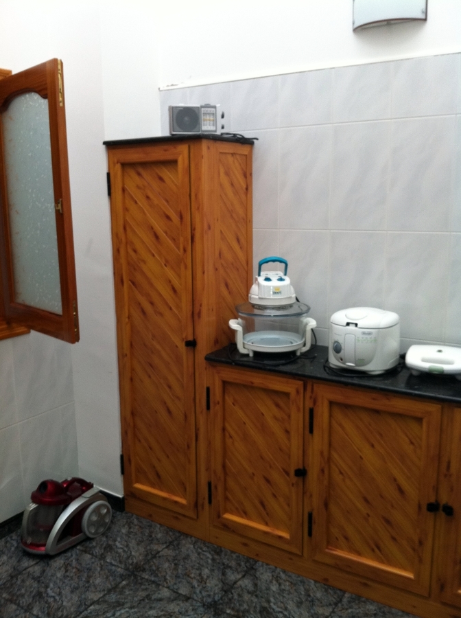 ROPERILLOS DE COCINA EN PATIO PINO NUDO