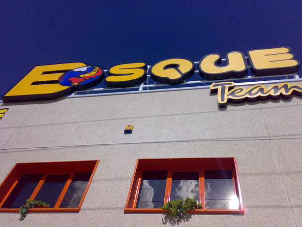 Rótulo letras corpóreas iluminación interior