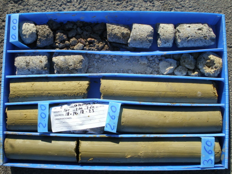 Muestras de terreno y rocas obtenidas en sondeo a rotación