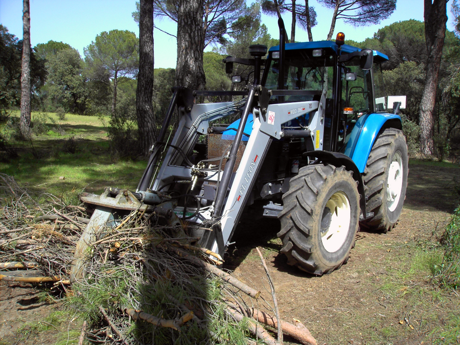 SACA DE RESTOS DE PODA CON MAQUINARIA PROPIA