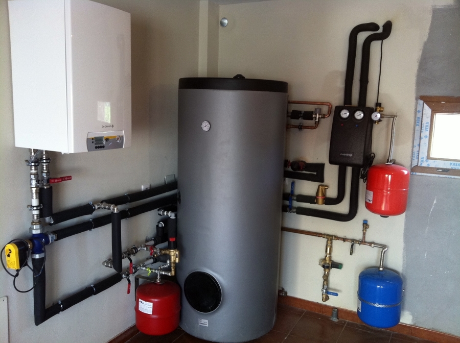 SALA DE CALDERAS DE AEROTERMIA Y ENERGÍA SOLAR TÉRMICA