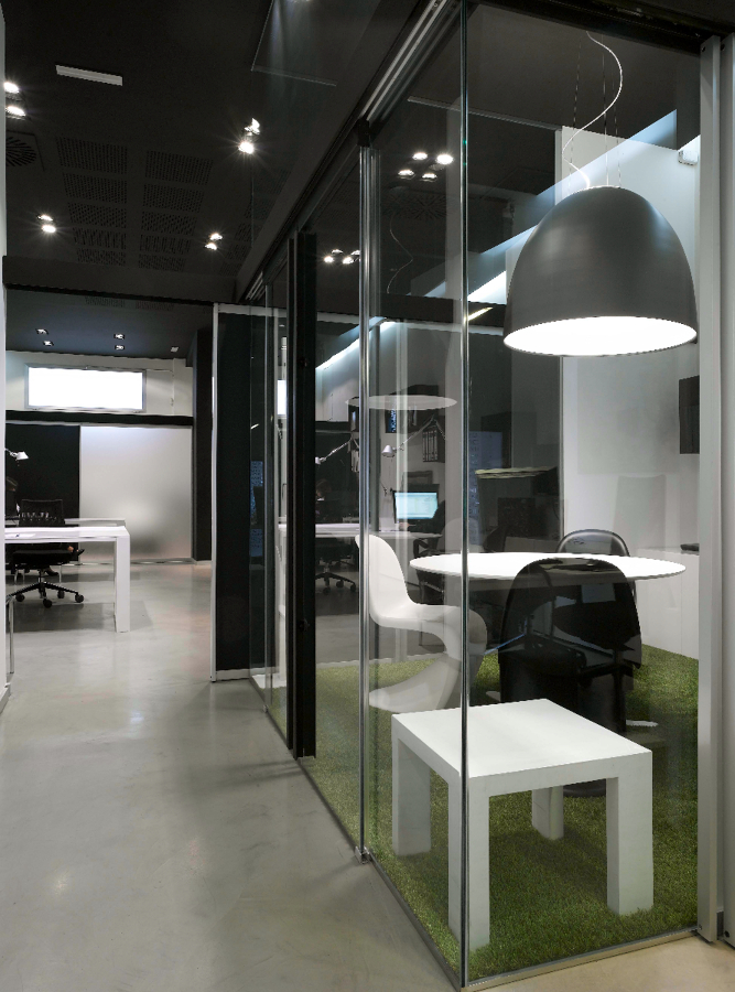 Sala juntas y acceso a zona trabajo