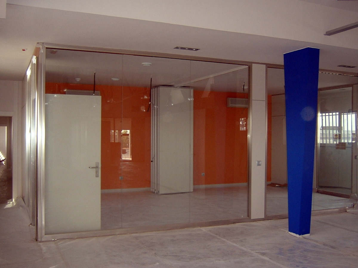 Panel móvil en sala de reunión