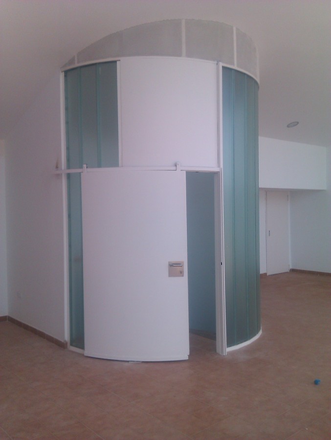 SALIDA A TERRAZA CON PUERTA CURVA Y U-GLASS