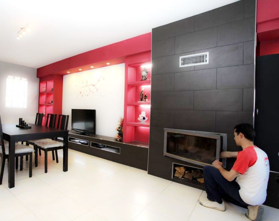 Chimenea integrada en mobiliario de obra en salón (1).