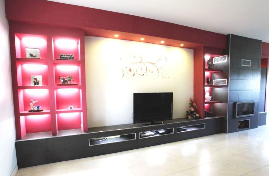 Chimenea integrada en mobiliario de obra en salón (2).