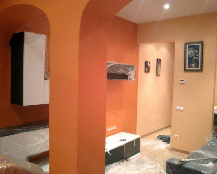 salon-comedor pintado en dos colores, salmon claro y salmon oscuro