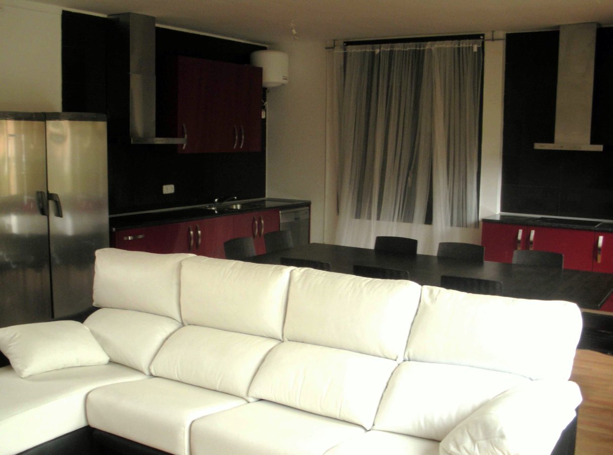 Salón con cocinas integradas residencia estudiantes Horta