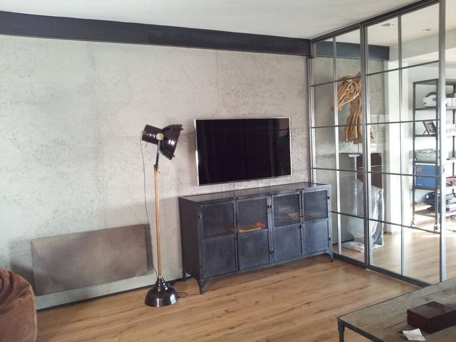 Salón con pared de hormigón