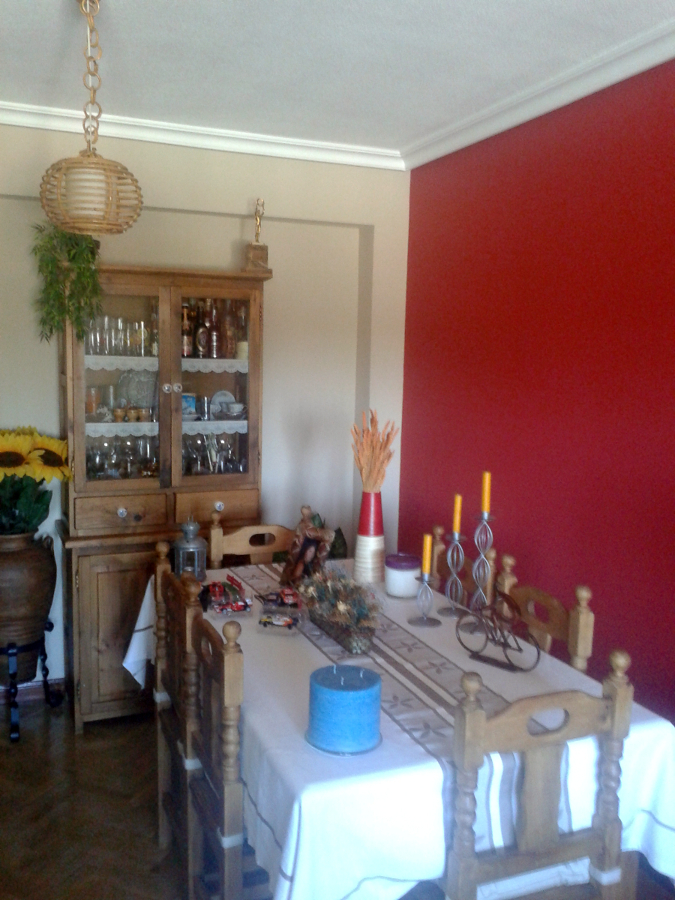 Salón en tostado y rojo