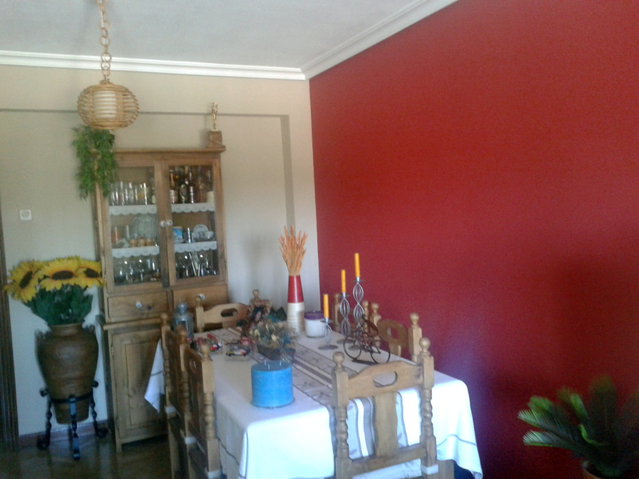 salón en tostado y rojo