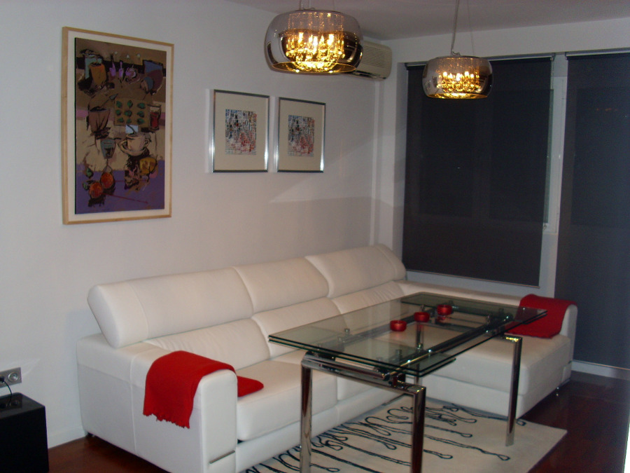 Salón moderno con chimenea