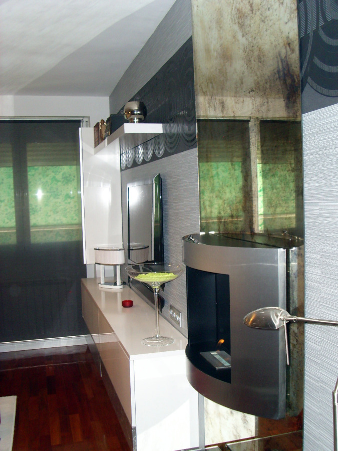 Salón moderno con chimenea