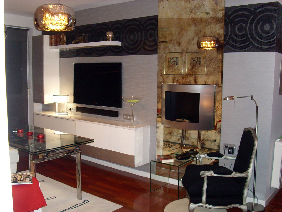 Salón moderno con chimenea 