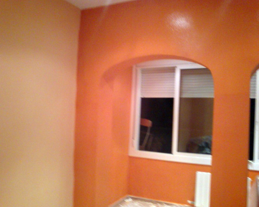 salón pintado en dos colores, salmon claro y salmon oscuro