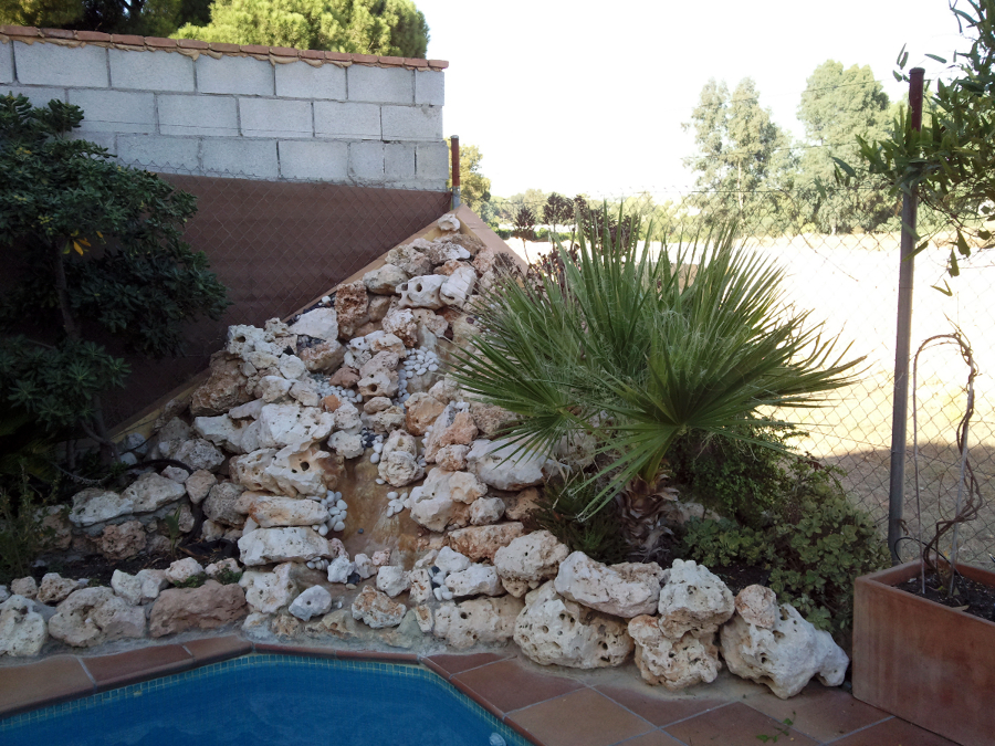 Salto de agua con piedras de coqueros.