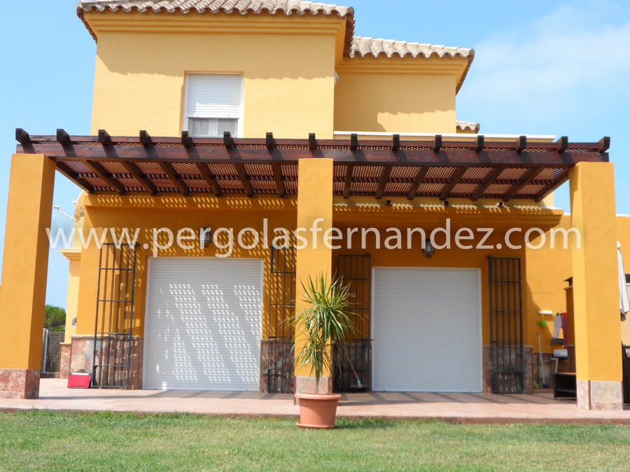 PERGOLA DE MADERA CON CELOSIA