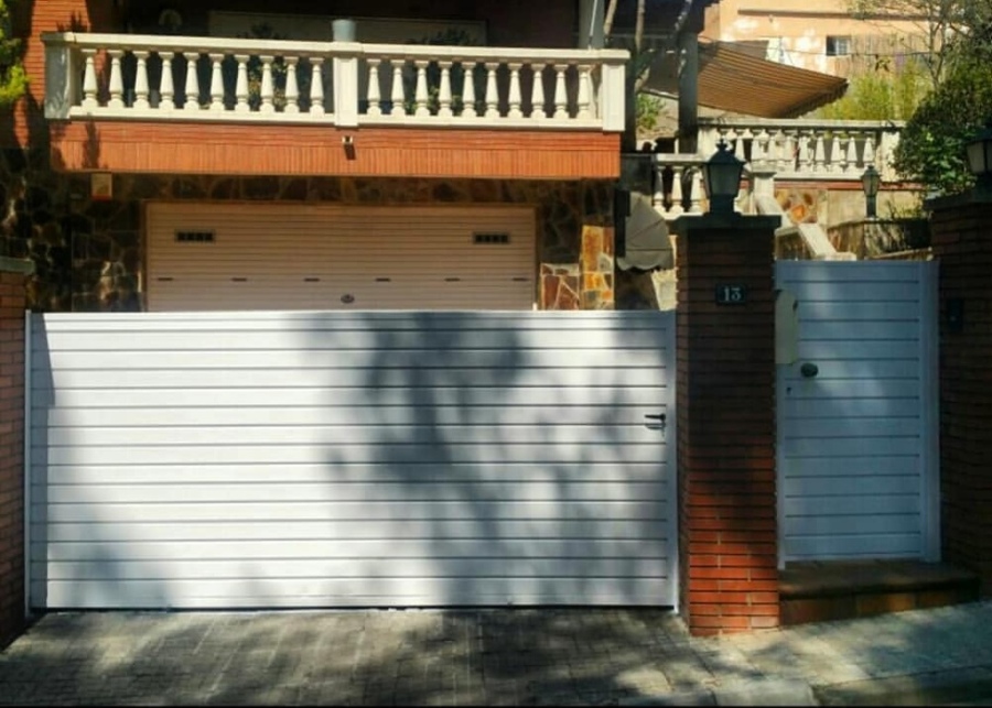 Puerta corredera garaje y peatonal