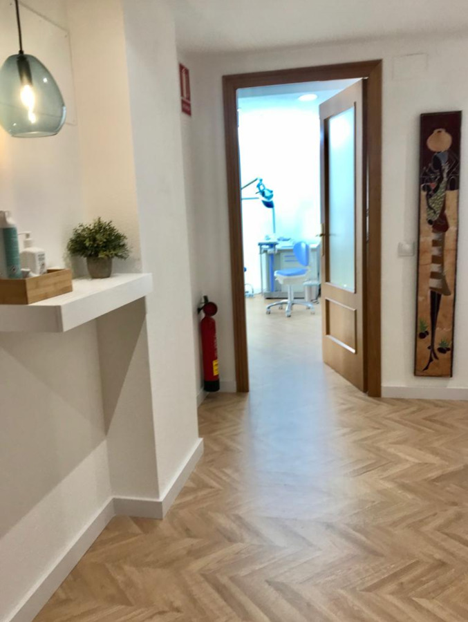 Suelo laminado AC5 Roble en espiga y rodapié blanco