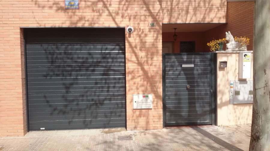 Puerta seccional Ral 7016 con peatonal a juego