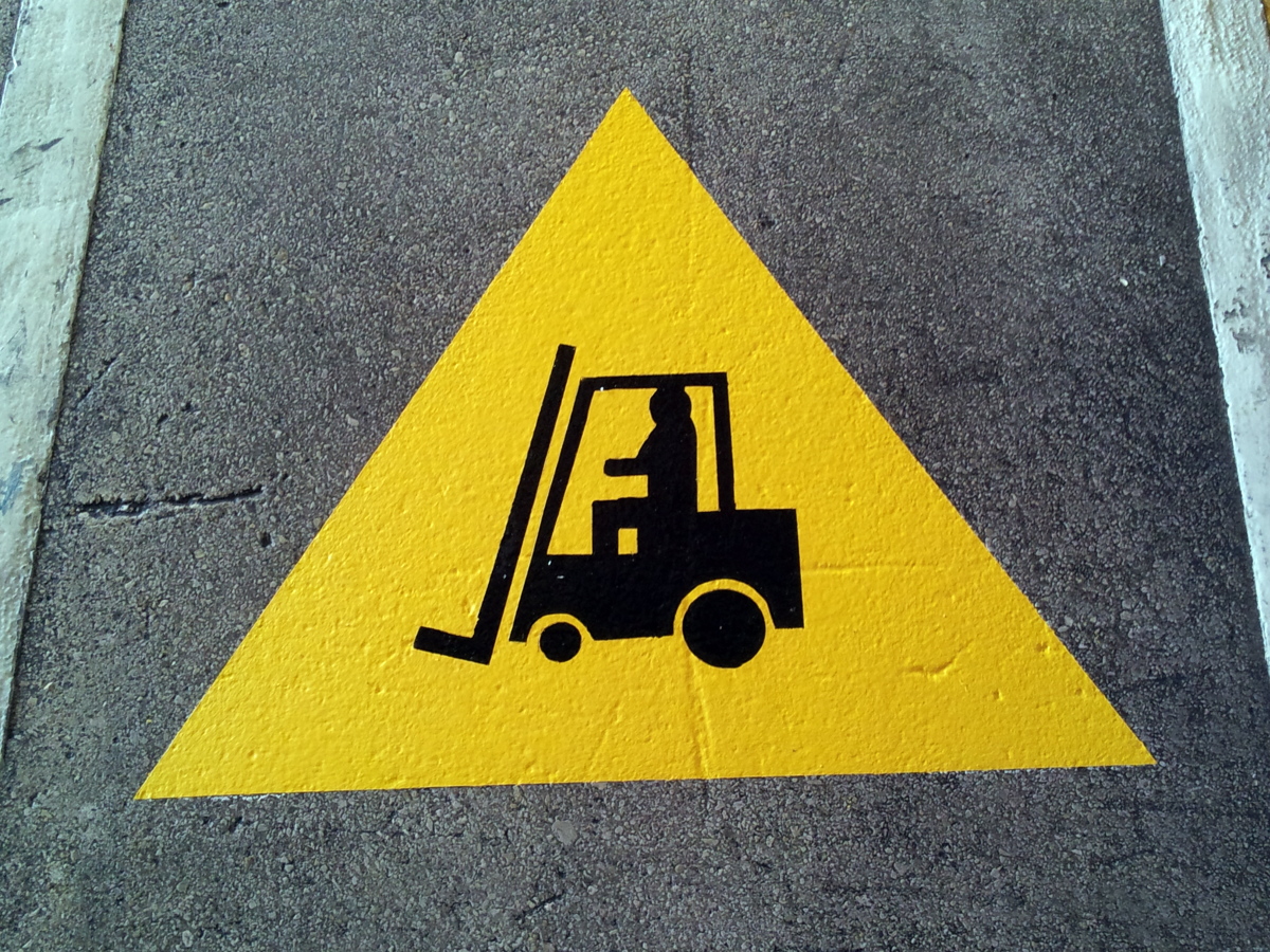 Señalizacion de señal en el suelo