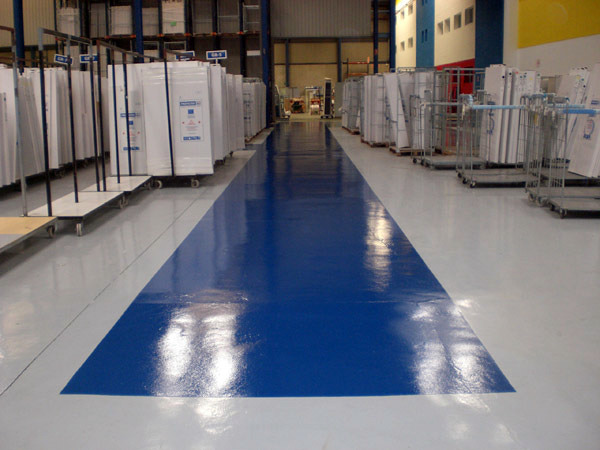 Señalización pintura en nave