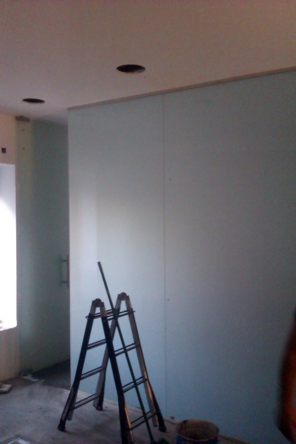 SEPARACION DE OFICINA CON PUERTA TEMPLADA EN MATE