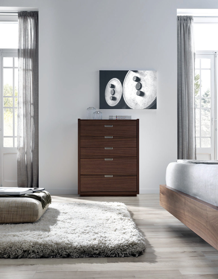 Siffonier chapado en madera de nogal.