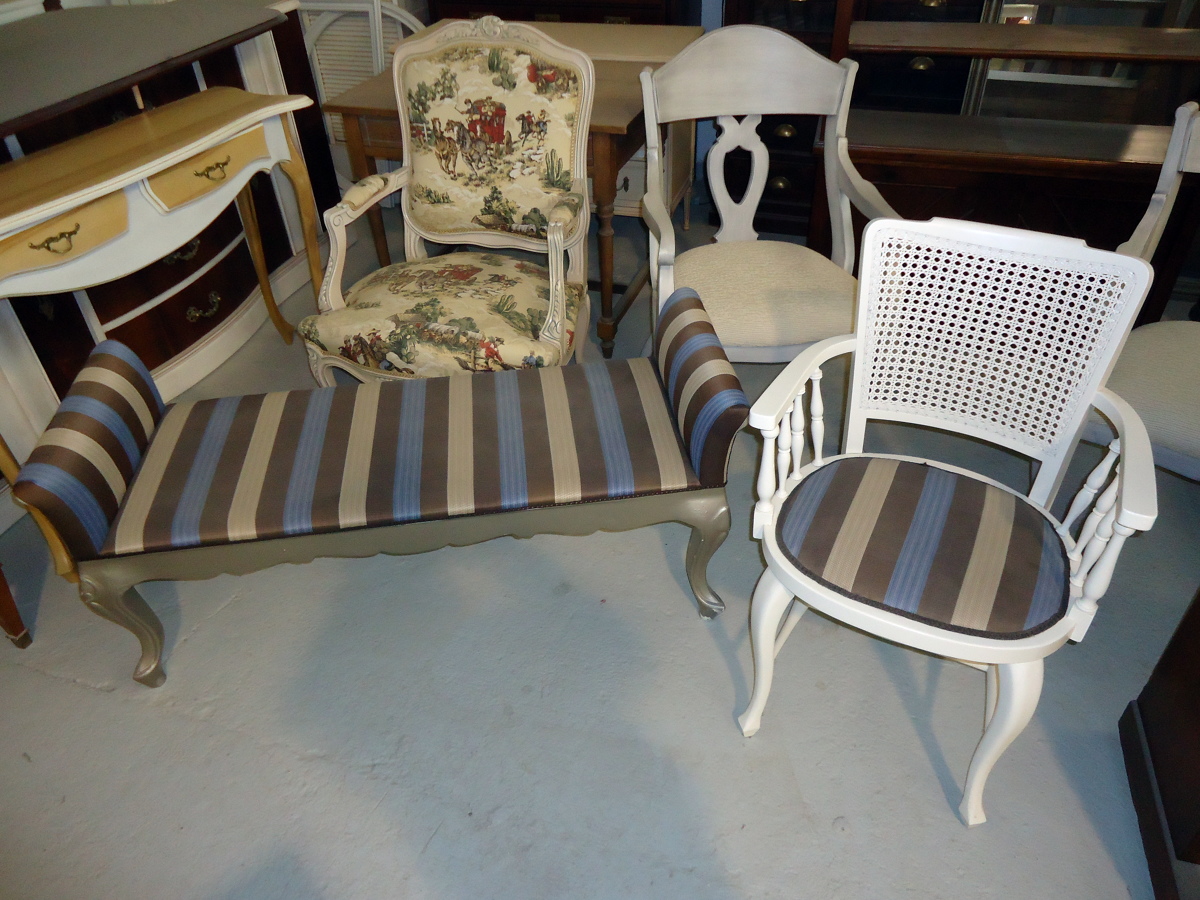 Silleria tapizada y barnizada en colores