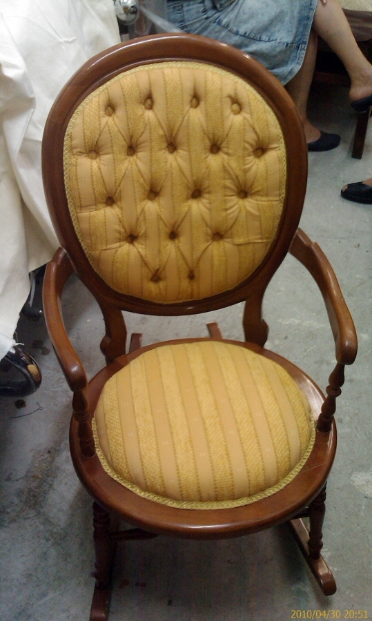 sillón balancín con respaldo capitoné