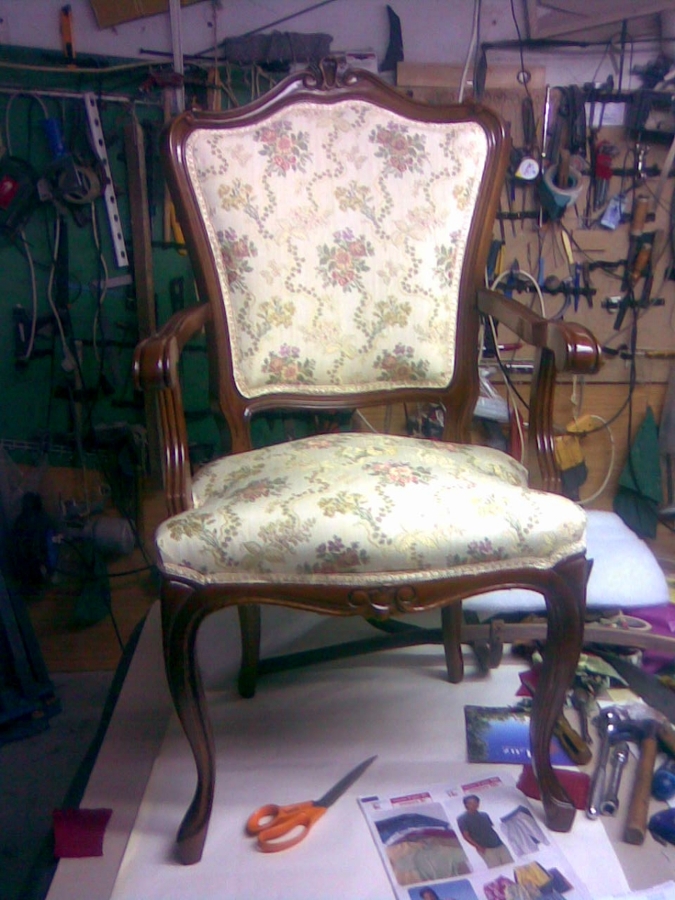 sillón brazos madera en damasco