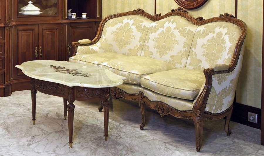 Sillón clásico tapizado