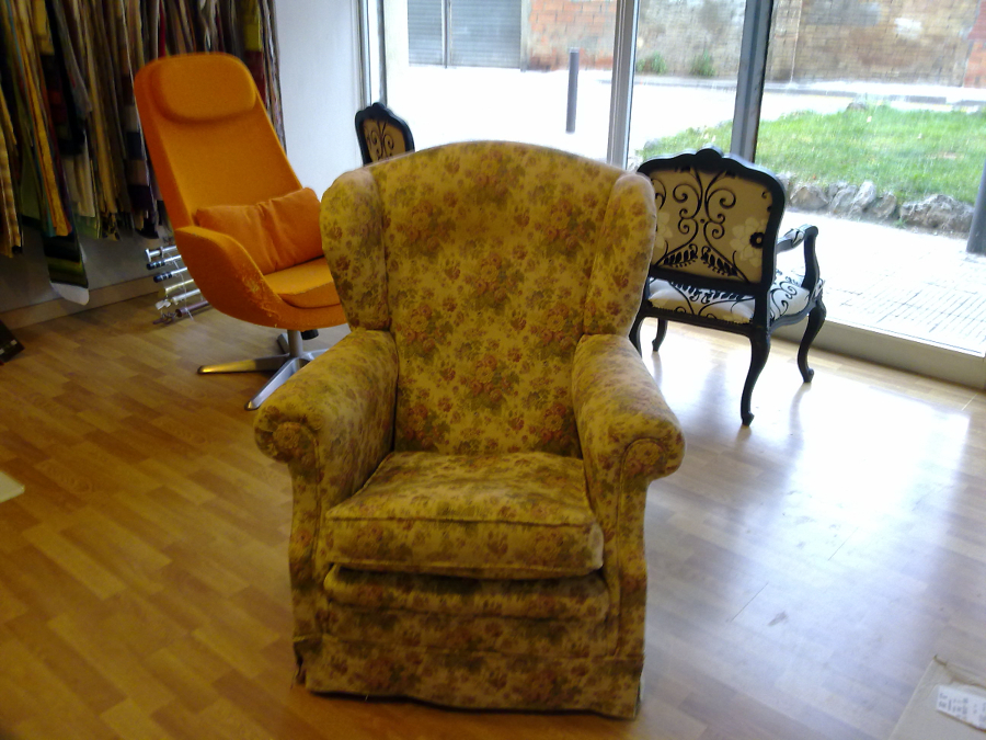 Sillón orejero de muelles antes de su restauración