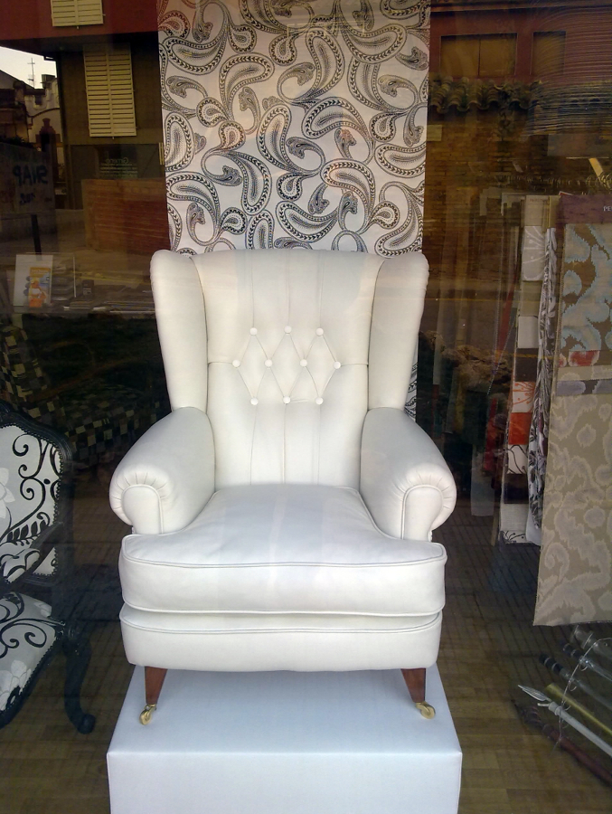 Sillón orejero en piel, con reproductor de música en su interior