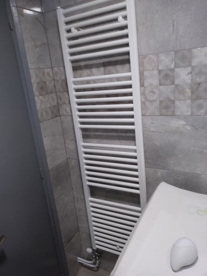 Instalación de radiador de baño