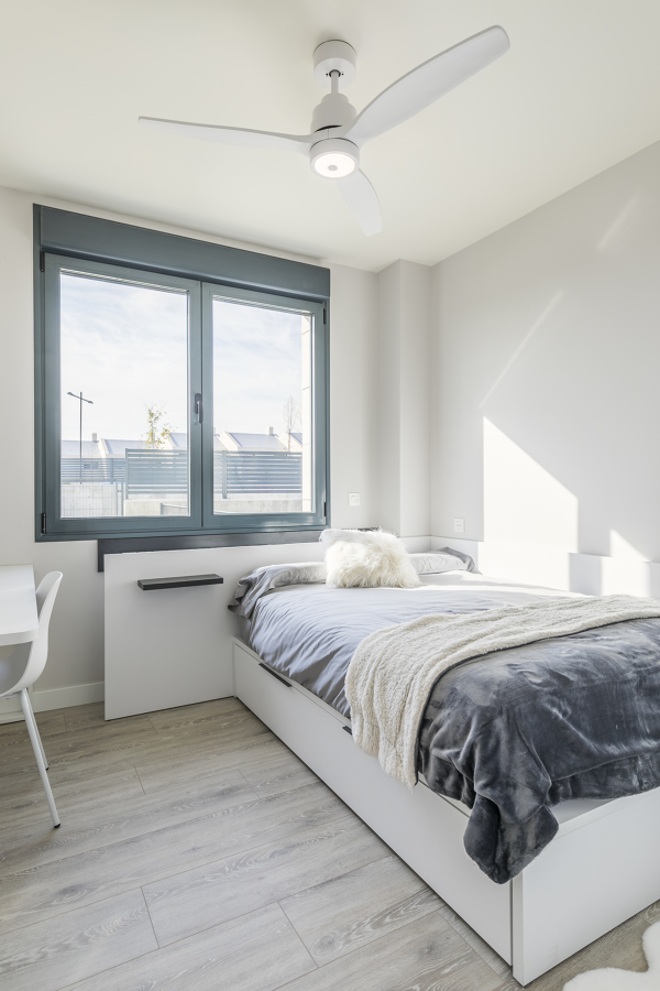 Ventilador y halógenos LED en dormitorio