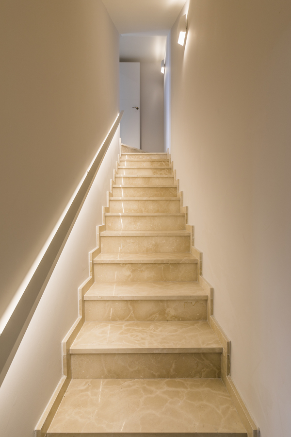 Tira LED en escalera