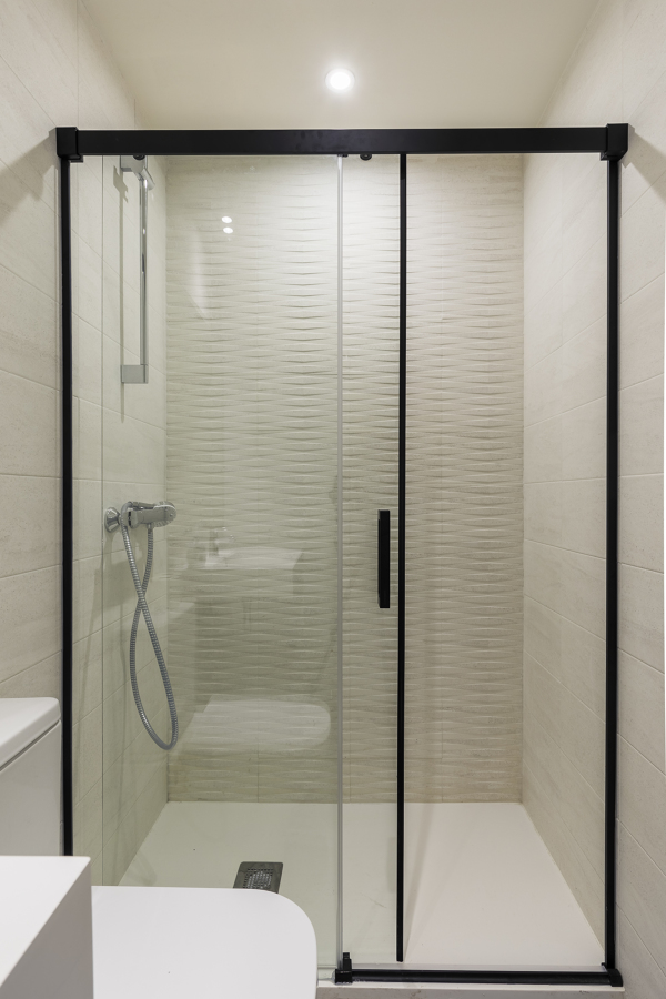 Iluminación estanca y decorativa en cuarto húmedo