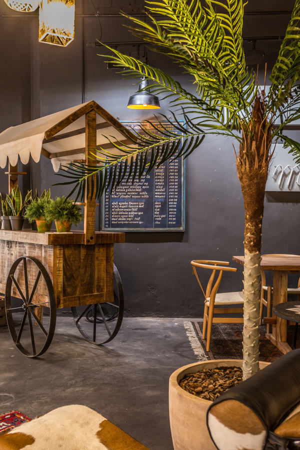 Carro Tenderete Toldo, Cartel Decorativo, silla Lyon y mesa de comedor