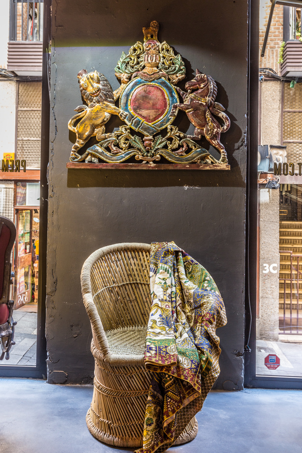 Sillón Bambú y Escudo Decorativo